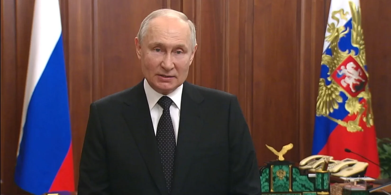 Владимир Путин стоит в кабинете